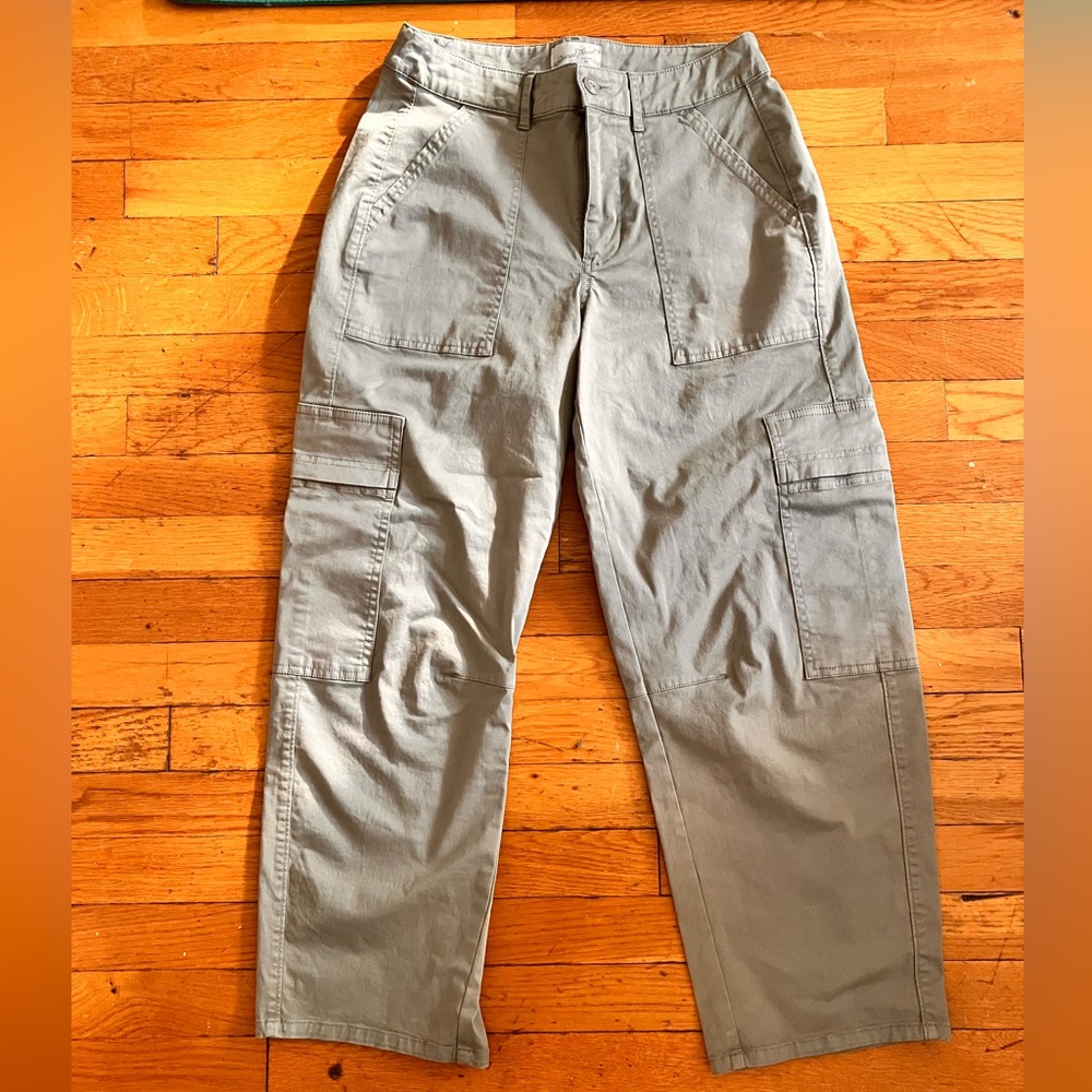 Universal Thread Women’s Barrel cargo pants in sage green